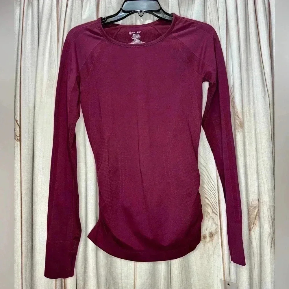 Gaiam NWT Women’s Scoop-Neck Long Sleeve‎ Activewear Top Size Small